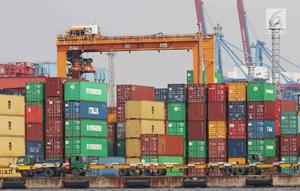Tumpukan peti barang ekspor impor di Pelabuhan Tanjung Priok, Jakarta, Senin (17/7). Ekspor dan impor masing-masing anjlok 18,82 persen dan ‎27,26 persen pada momen puasa dan Lebaran pada bulan keenam ini dibanding Mei 2017. (Liputan6.com/Angga Yuniar)