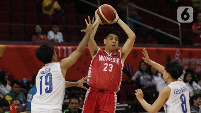 Pebasket Indonesia, Avan Seputra, saat melawan Thailand pada SEA Games 2019 di Mall Of Asia Arena, Manila, Filipina, Rabu (4/12/2019). Indonesia kalah 76-98 dari Thailand. (Bola.com/M Iqbal Ichsan)