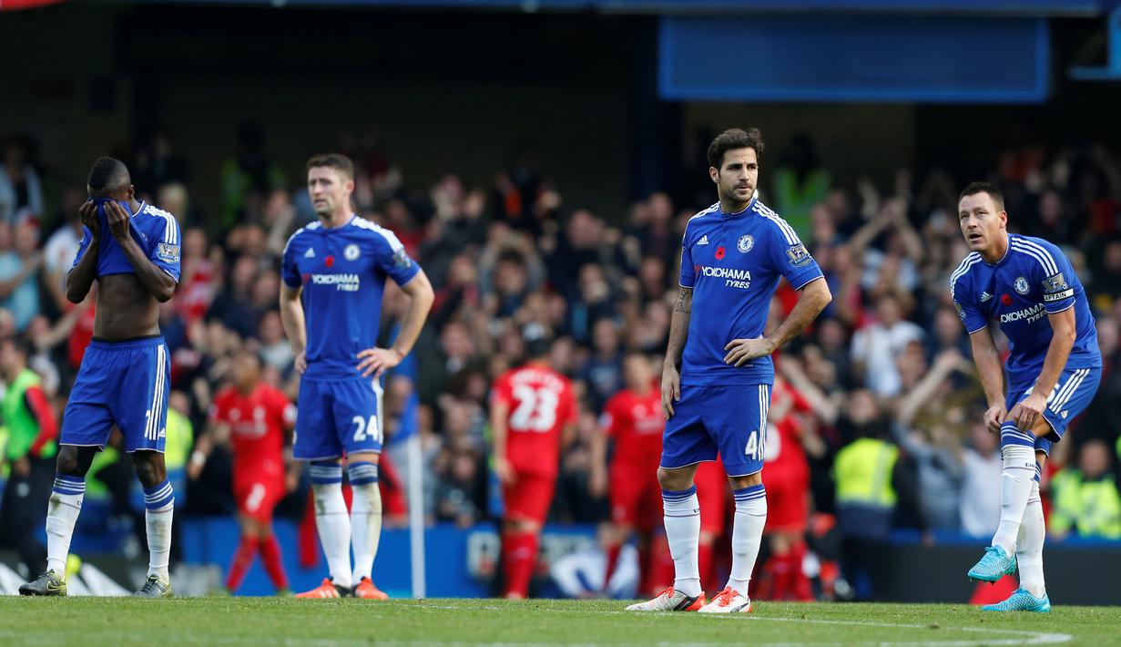 Ekspresi kekecewaan pemain Chelsea setelah gawangnya kebobolan oleh pemain Liverpool dalam laga Liga Premier Inggris di Stadion Stamford Bridge, London, Sabtu (31/10/2015). (AFP Photo/Ian Kington)