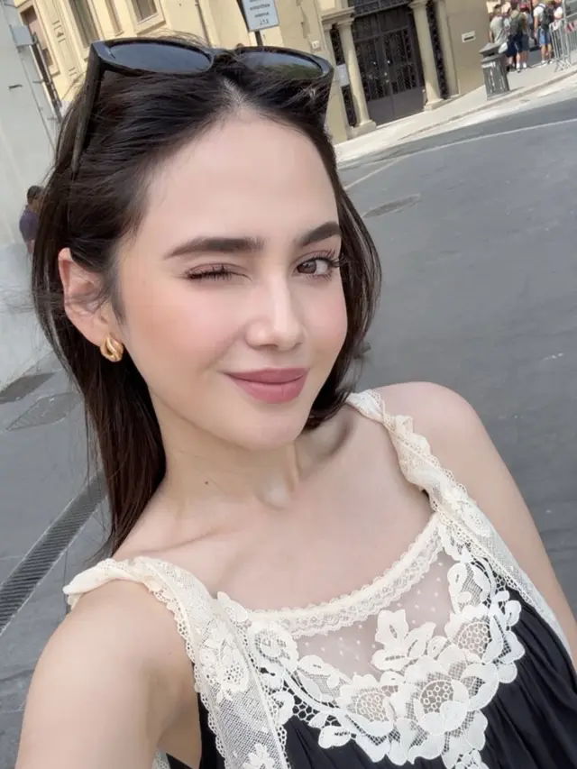 Syifa Hadju saat Honeymoon ke Eropa. [@syifahadju]