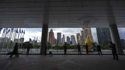 Anjing pelacak memeriksa tempat Kerjasama Ekonomi Asia-Pasifik (APEC) di Bangkok, Thailand, Rabu (16/11/2022). Tema tahun ini diartikan sebagai keterbukaan, melanjutkan hubungan, dan menciptakan keseimbangan dalam pemulihan ekonomi. (AP Photo/Anupam Nath)