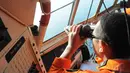 Anggota Basarnas meneropong ke arah perairan Belitung Timur saat melakukan pencarian pesawat AirAsia QZ8501, Senin (29/12/2014). (Liputan6.com/Herman Zakharia)