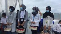 Keluarga korban pesawat jatuh Sriwijaya Air SJ melakukan tabur bunga dari atas Kapal KRI Semarang, di Kepulauan Seribu, Jumat (22/1/2021).(Liputan6.com/ Muhammad Radityo Priyasmoro)
