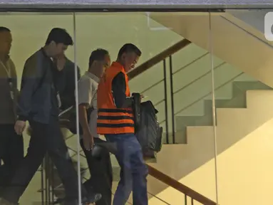 Komisioner KPU Wahyu Setiawan (kanan) usai menjalani pemeriksaan di Gedung KPK, Jakarta, Jumat (10/1/2020). KPK resmi menahan Wahyu Setiawan yang sebelumnya ditetapkan sebagai tersangka kasus suap terkait pergantian antar-waktu (PAW) anggota DPR RI periode 2019-2024. (Liputan6.com/Herman Zakharia)