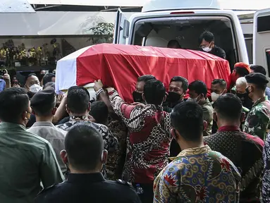 Jenazah almarhum Menpan RB Tjahjo Kumolo tiba dari Rumah Sakit Abdi Waluyo di Rumah Dinas Widya Candra, Jakarta, Jumat (1/7/2022). Tjahjo Kumolo meninggal dunia di RS Abdi Waluyo pada pukul 11.10 WIB karena sakit infeksi paru-paru yang diderita. (Liputan6.com/Johan Tallo)