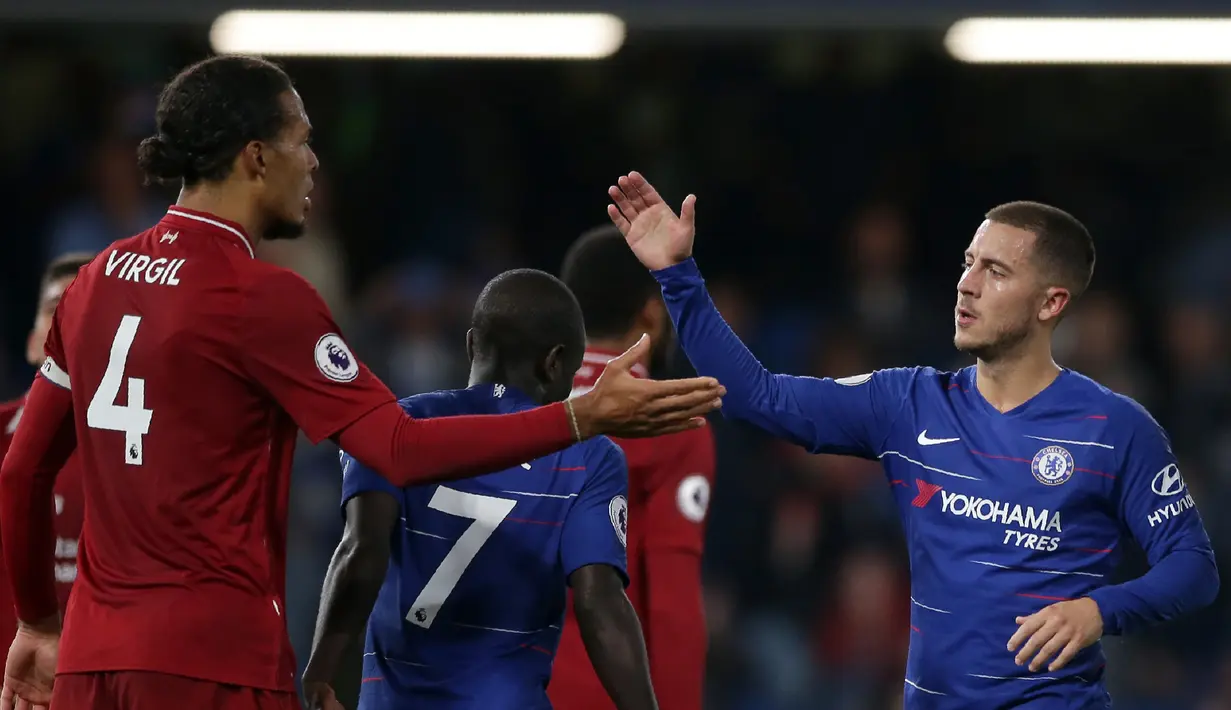 Gelandang Chelsea, Eden Hazard, bersalaman dengan bek Liverpool, Virgil Van Dijk, usai laga Premier League di Stadion Stamford Bridge, London, Sabtu (29/9/2018). Kedua klub bermain imbang 1-1. (AFP/Daniel Leal-Olivas)
