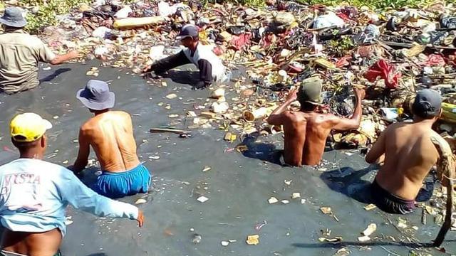 Petani di Desa Jayabakti, Cabangbungin, Kabupaten Bekasi, terpaksa membersihkan sampah yang menyumbat aliran Bendungan Srengseng Hilir secara manual lantaran keterbatasan alat