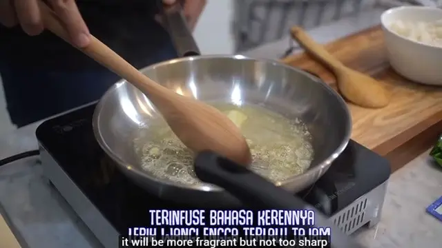 6 Potret Dapur Rumah Chef Arnold, Tampak Mewah dan Elegan