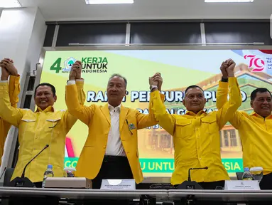 Wakil Ketua Umum Partai Golkar Bambang Soesatyo (kedua kiri), Wakil Ketua Umum Partai Golkar Agus Gumiwang (tengah) dan Sekjen DPP Partai Golkar Lodewijk F. Paulus (kedua kanan) berfoto sebelum memulai rapat pengurus pleno DPP Partai Golkar di Gedung Golkar Slipi, Jakarta Barat, Selasa (13/8/2024). (Liputan6.com/Angga Yuniar)