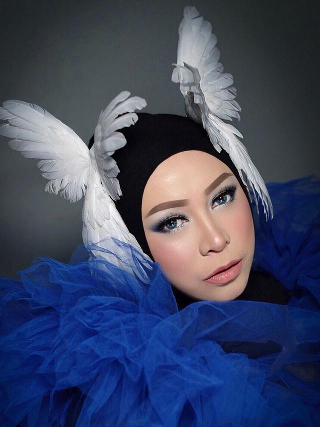 6 Gaya Melly Goeslaw dengan Aksesoris Kepala yang Nyentrik