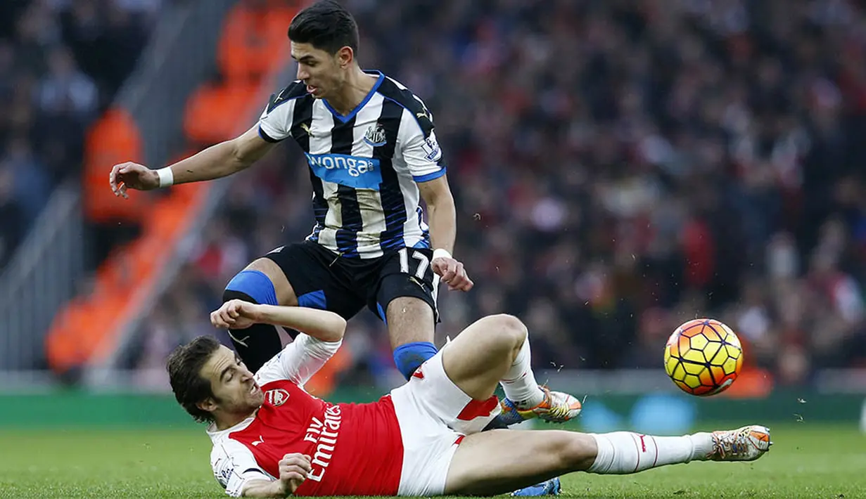 Gelandang bertahan Arsenal, Mathieu Flamini, menekel pemain Newcastle, Ayoze Perez, pada laga Liga Premier Inggris. Pada pertandingan itu The Gunners melakukan 37 kali serangan berbahaya sementara Newcastle 41 kali. (Reuters/Eddie Keogh)
