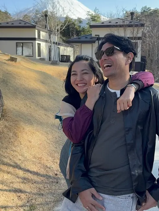 Hesti Purwadinata juga memilih liburan ke Jepang bersama suaminya. Ia terlihat mengenakan jaket warna lengan ungu. [@hestipurwadinata]