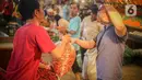 Pedagang cabai rawit merah melayani pembeli di Pasar Induk Kramat Jati, Jakarta, Senin (20/6/2021). Harga cabai rawit merah di pasar-pasar DKI Jakarta naik menjadi rata-rata Rp108.043 per kilogram (kg). Bahkan, di beberapa pasar harga cabai tembus Rp120 ribu per kg. (Liputan6.com/Faizal Fanani)