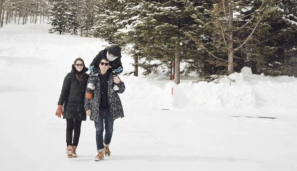 Ringgo, Bjorka, dan Sabai berfoto bersama di dekat lokasi snow boarding. (Sumber: Instagram @sabaidieter)