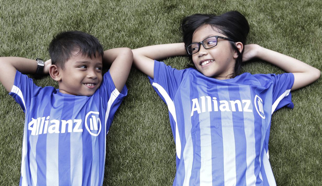 Sejumlah anak-anak dari suporter PSM Makassar bersiap menjadi pendamping saat laga Piala AFC melawan Home United di Stadion Pakansari, Bogor, Selasa (30/4). Kesempatan ini diberikan oleh Allianz sebagai salah satu sponsor. (Bola.com/Yoppy Renato)