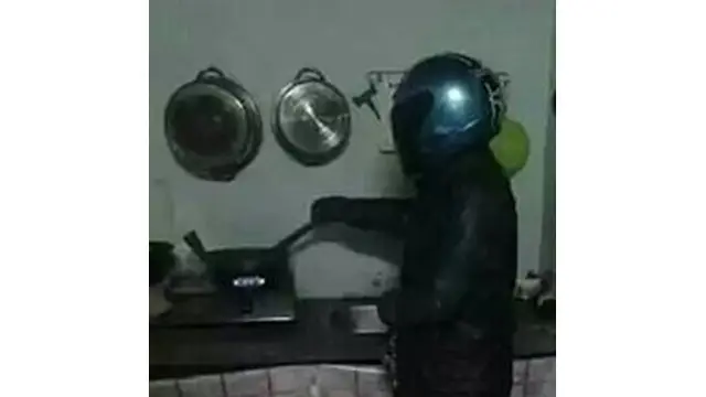 6 Kelakuan Nyeleneh Bapak-Bapak saat Masak Ini Bikin Ngakak