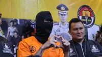 Setelah tertangkap polisi akibat kasus narkoba, Tora Sudiro dan Mieke Amalia diamankan pihak kepolisian di Polres Jakarta Selatan. Kabar terbaru, Tora yang masih berada di sana dengan ramah menyapa awak media. (Adrian Putra/Bintang.com)