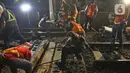 Sejumlah petugas merevitalisasi wesel rel di Stasiun KA Gambir, Jakarta, Kamis (14/2/2020) malam. PT KCI dan PT KAI Daop 1 Jakarta mengganti wesel rel di Stasiun Gambir dan Stasiun Jakarta Kota secara paralel yang akan berlangsung pada 13-23 Februari 2020. (Liputan6.com/Herman Zakharia)