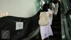 Tulisan peringatan terpasang di eskalator JPO St Carolus, Jakarta, Senin (8/8/2016). Fasilitas eskalator JPO St Carolus diresmikan Jokowi saat menjabat Gubernur DKI Jakarta, kini eskalator tersebut dalam keadaan rusak. (Liputan6.com/Helmi Fithriansyah)