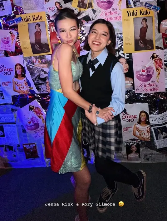 Ify Alyssa hadir bak anak sekolah, ia cosplay menjadi Rory Gilmore dengan mengenakan kemeja baby blue sebagai inner padukan vest hitam, lengkap dengan dasinya. Ia mengenakan bawahan rok pleated serta stocking hitam, serta sepatu Vans Oldskulnya. [@ifyalyssa]