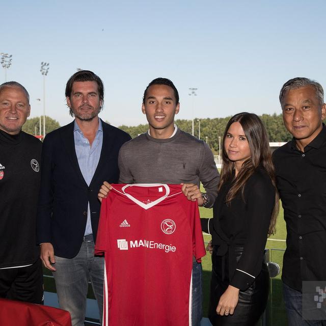 Didampingi Kekasih Cantik Ezra Walian Diperkenalkan Almere City Indonesia Bola Com