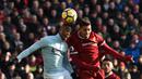 Duel pemain West Ham United, Patrice Evra (kiri) dan pemain Liverpool, Roberto Firmino pada laga Premier League pekan ke-28 di Anfield Stadium, Liverpool, (24/2/2018). Liverpool menang 4-1. (AFP/Oli Scarff)
