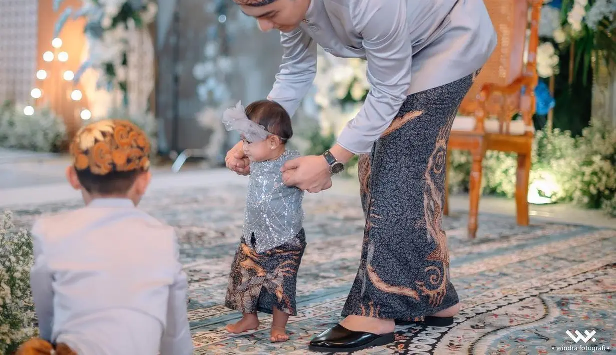 Tak kalah menawan dengan sang bunda, Moana mengenakan kebaya brokat serupa dipadukan kain batik. [Foto: IG/windrafotografi].