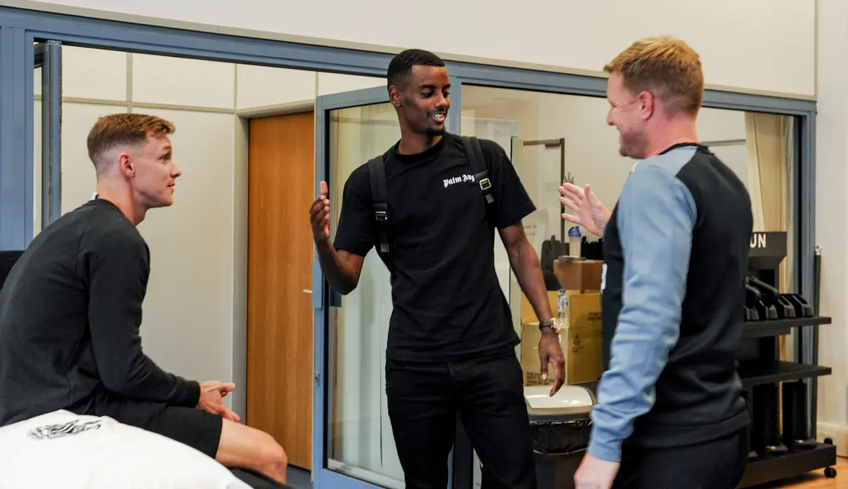 Pemain berusia 22 tahun ini akan berada di James Park hingga tahun 2028 mendatang. (Twitter Newcastle United)