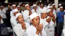 Ratusa umat ketika memanjatkan doa pada peringatan Haul Gus Dur ke 7 dan Peringatan Maulid Nabi Muhammad SAW di Ciganjur, Jakarta, Sabtu (23/12). (Liputan6.com/Gempur M Surya