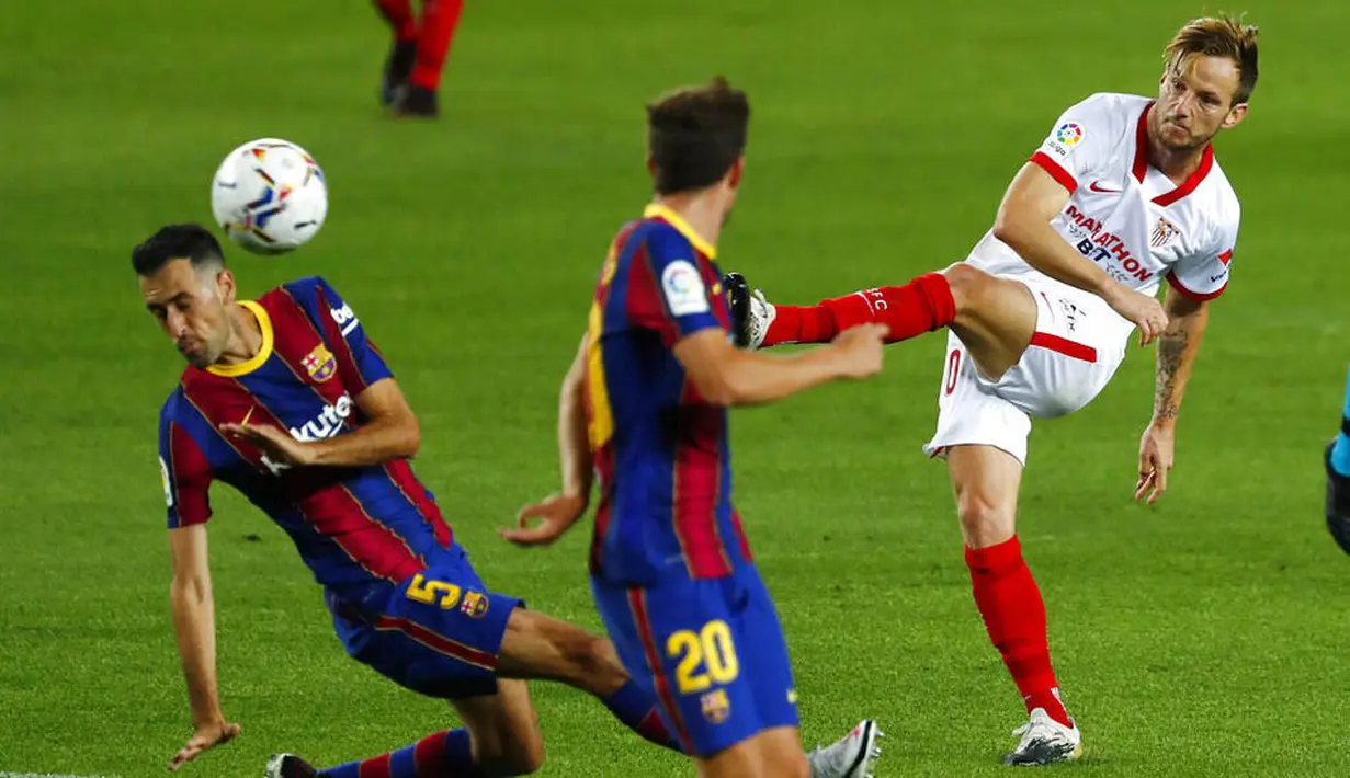 Pemain Sevilla, Ivan Rakitic, melepaskan tendangan saat melawan Barcelona pada laga Liga Spanyol di Stadion Camp Nou, Minggu (4/10/2020). Kedua tim bermain imbang 1-1. (AP Photo/Joan Monfort)