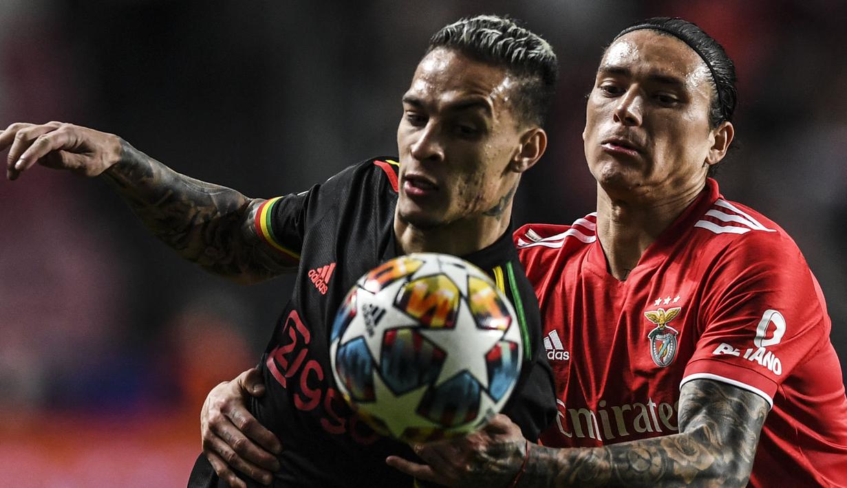 Jual beli serangan terjadi di waktu yang tersisa. Namun, hingga peluit panjang akhir pertandingan dibunyikan, papan skor masih menunjukkuan angka dua sama. Kedua tim masih berpeluang besar untuk melaju ke babak perempatfinal pada laga leg kedua yang berlangsung di Johan Cruyff Arena. (AFP/