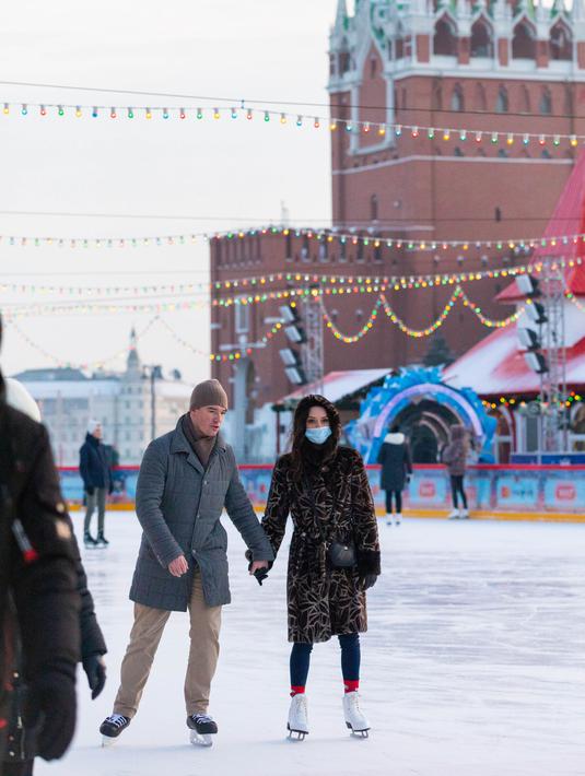 Orang-orang bermain skating di gelanggang es GUM di Lapangan Merah di Moskow, Rusia (2/12/2020). Gelanggang es di Lapangan Merah tersebut akan dibuka untuk umum hingga 1 Maret 2021. (Xinhua/Bai Xueqi)