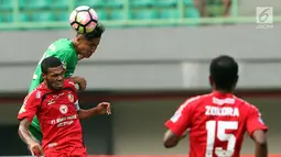 Gelandang Semen Padang, Vendry Mofu (bawah) berebut bola dengan bek Bhayangkara FC, Indra Kahfi di lanjutan Liga 1 Indonesia di Stadion Patriot Candrabhaga, Bekasi, Sabtu (20/5). Bhayangkara FC unggul 1-0. (Liputan6.com/Helmi Fithriansyah)