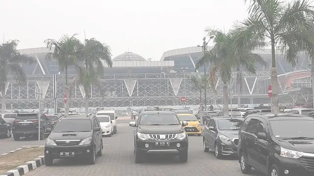 Suasana di parkiran Bandara SSK II Pekanbaru yang diselimuti kabut asap hasil kebakaran hutan dan lahan.