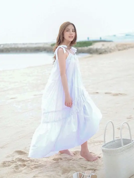 Lagu barunya tersebut mengajak para pendengarnya untuk move on dari toxic relationship. Nah, perempuan yang akrab disapa Chelsea ini ternyata pernah mengalami namun dalam hubungan pertemanan, atau Toxic Friendship. Beruntung, ada keluarga yang menyadarkannya. (Instagram/agatha_chelsea)