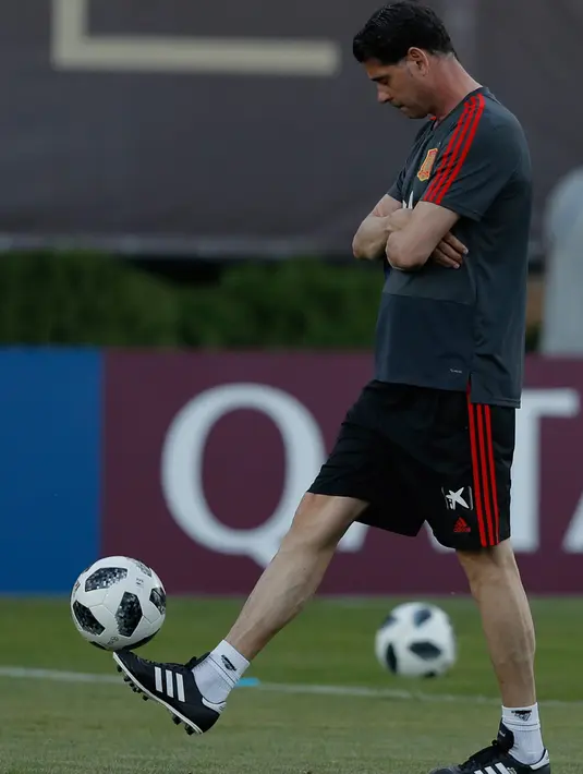Pelatih baru timnas Spanyol, Fernando Hierro mengontrol bola selama sesi latihan skuatnya di Krasnodar, Rusia, Rabu (13/6). Hierro resmi ditunjuk Federasi Spanyol menggantikan posisi Julen LLopetegui yang dipecat H-1 jelang Piala Dunia (AP/Manu Fernandez)