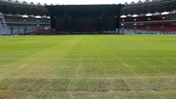 Kondisi rumput tampak botak dan mengering Stadion Utama Gelora Bung Karno (SUGBK), Senin (13/3/2023). Kualitas rumput SUGBK menurun setelah digunakan dua konser di stadion tersebut. (Bola.com/M Iqbal Ichsan)