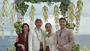 Bertugas sebagai best man, Vidi Aldiano pakai set beskap Jawa di pernikahan BCL. Sedangkan Sheila Dara kenakan sleeveless kebaya dengan kain Batik. [@vidialdiano]