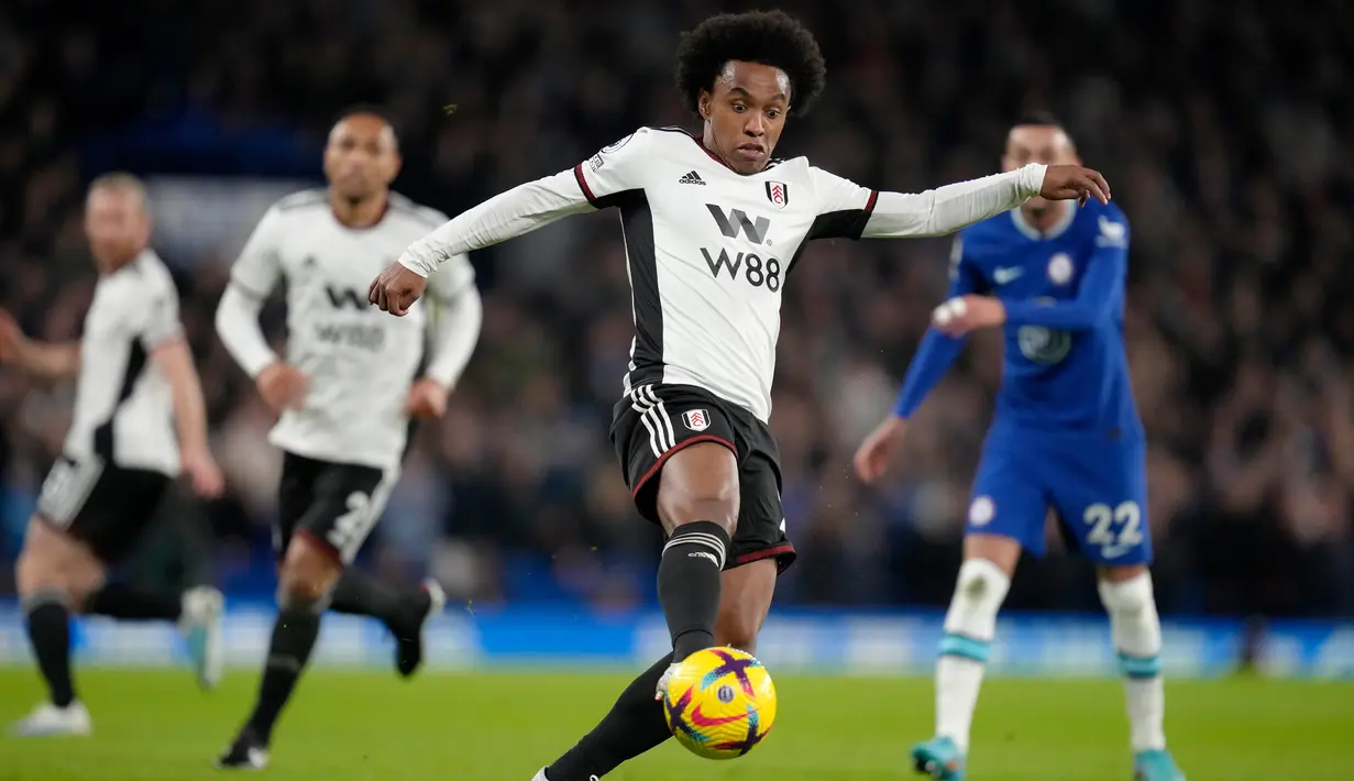 Pemain Fulham Willian mengontrol bola saat melawan Chelsea pada pertandingan sepak bola Liga Inggris di Stadion Stamford Bridge, London, Inggris, 3 Februari 2023. Chelsea ditahan imbang Fulham 0-0. (AP Photo/Kirsty Wigglesworth)
