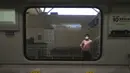 Seorang komuter menunggu kereta metro cepat berikutnya di sebuah stasiun di Gurugram, New Delhi, India, Senin (7/9/2020). Total kasus COVID-19 di India kini tercatat sudah melebihi 4,2 juta kasus. (AP Photo/Manish Swarup)