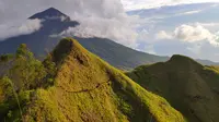 Pemandangan indah Gunung Inerie di Pulau Flores. (Foto: Shutterstock)