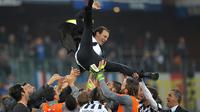 Pelatih Juventus, Massimiliano Allegri, merayakan gelar juara Serie A setelah melawan Sampdoria. (2/5/2015). (AP/Carlo Baroncini)..