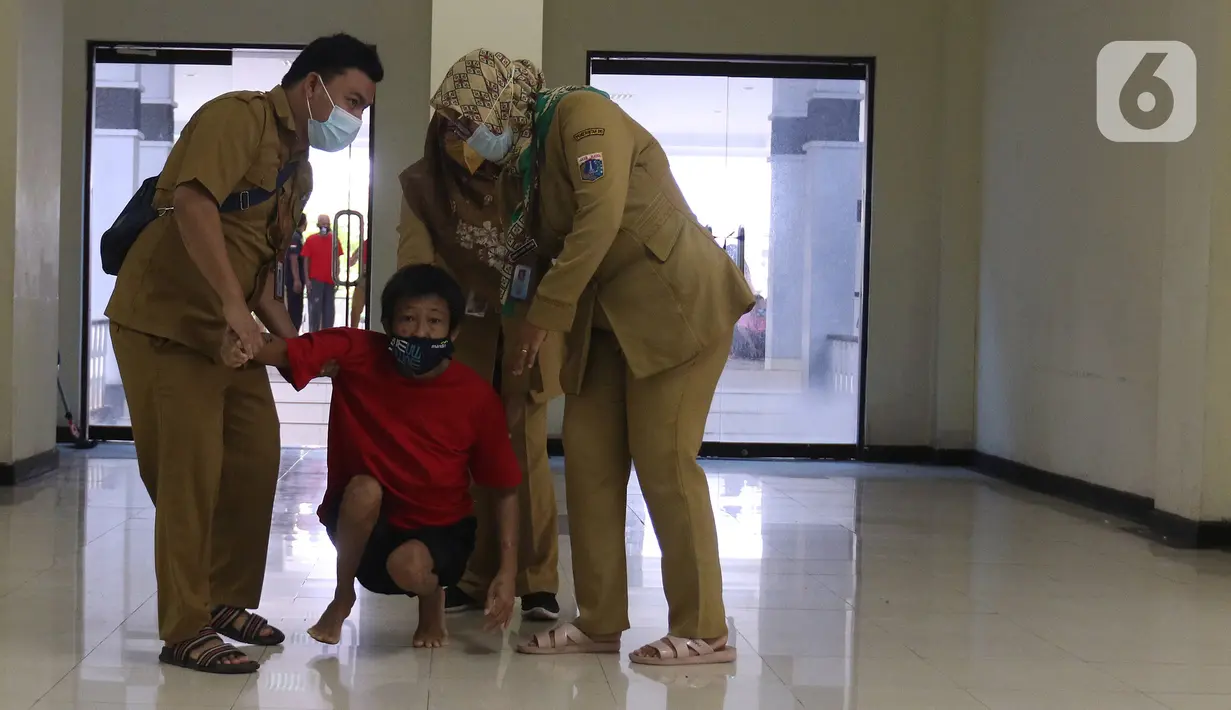 Petugas membawa warga binaan sosial untuk disuntik vaksin Covid-19 AstraZeneca di Panti Sosial Bina Insan, Cipayung, Jakarta, Selasa (14/9/2021). Sebanyak 180 warga binaan sosial telah menerima vaksin sebagai upaya percepatan pemerataan penerima vaksin Covid-19 di DKI. (Liputan6.com/Herman Zakharia)