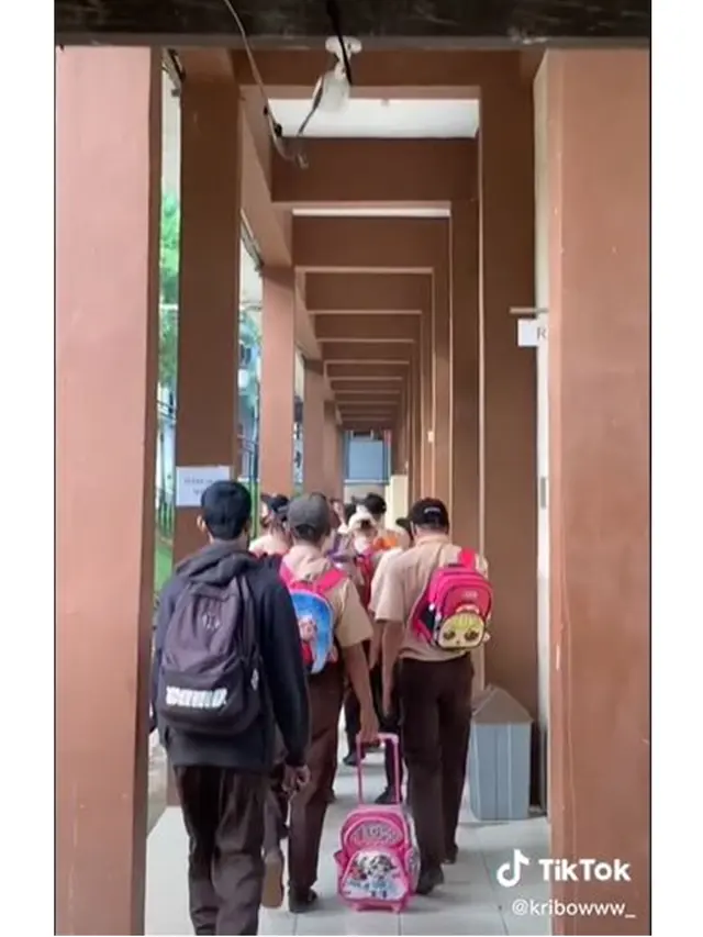 6 Potret Kocak Siswa SMK Pakai Tas Bocah ke Sekolah, Kompak Banget