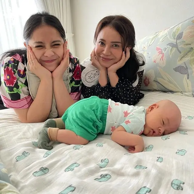 Rossa momong bayi Rayyanza (Foto: Instagram/@itsrossa910)
