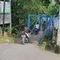 Potret jembatan biru yang berada di Kampung Utan, Kelurahan Pondok Jaya, Kecamatan Cipayung, Kota Depok, Kamis (17/12/2020). Di lokasi ini, viral sosok diduga kuntilanak membonceng sepeda motor. (Liputan6.com/Dicky Agung Prihanto)