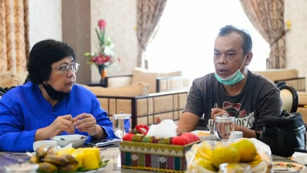 Almarhum Haidir Anwar Tanjung (kiri) berdiskusi soal penerbitan buku konflik harimau sumatra, Bonita, dengan Menteri KLHK Siti Nurbaya.