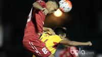 Pemain Semen Padang, Cassio De Jesus (kiri) berebut bola dengan pemain Bhayangkara FC, Dendy Sulistiyawan pada babak delapan besar Piala Presiden 2017 di Stadion Manahan, Solo. Jumat (26/2/2017). (Bola.com/Nicklas Hanoatubun)