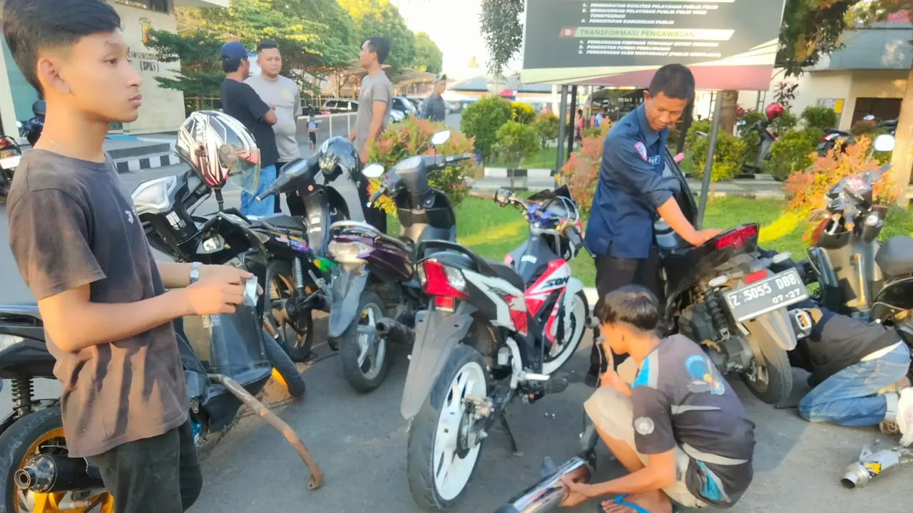 Ratusan sepeda motor berknalpot bising atau brong tengah mengganti knalpot bising dengan knalpot standar di Mapolres Garut, Jawa Barat. (Liputan6.com/Jayadi Supriadin)