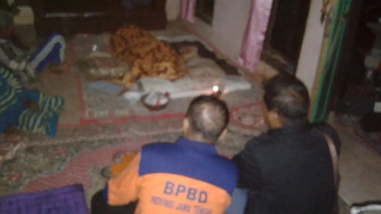 Korban meninggal dunia akibat puting beliung. (Foto: Liputan6.com/BPBD Cilacap/Muhamad Ridlo)